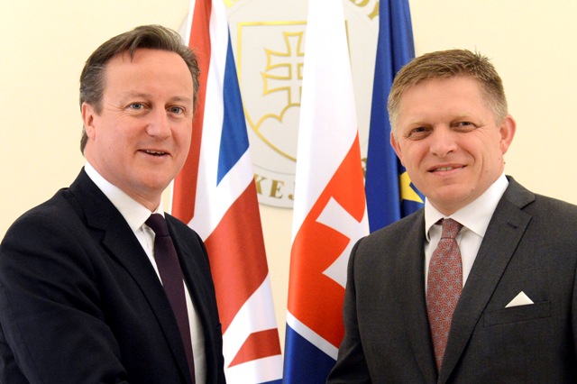 Na snímke premiér SR Robert Fico (vpravo) a premiér Spojeného kráľovstva Veľkej Británie a Severného Írska David Cameron (vľavo)