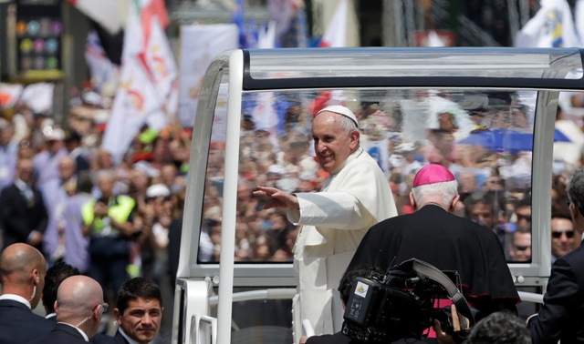 Na snímke pápež František máva pri odchode po celebrovaní svätej omše na Námestí Vittorio Veneto v Turíne