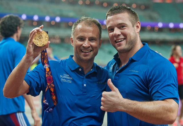 Na snímke vľavo tréner slovenskej atletickej výpravy Martin Pupiš a vpravo kapitán atletického tímu Slovenska Marcel Lomnický