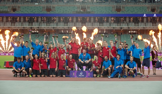 Na snímke atletický tím Slovenska oslavuje zisk zlatej medaily