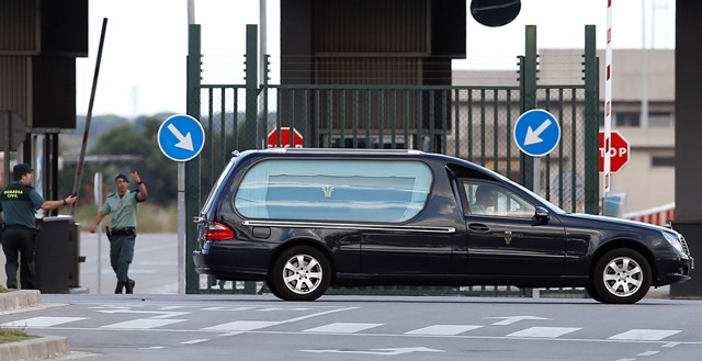 Na snímke vozidlo vezie rakvu s telesnými pozostatkami jednej z obetí marcovej havárie lietadla nemeckej spoločnosti Germanwings z letiska v Barcelone 