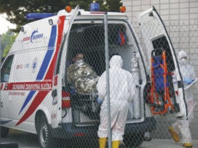 Na Slovensku sa objavilo podozrenie na ochorenie MERS. Pacienta s príznakmi previezli zo Žiliny na špecializované pracovisko Univerzitnej nemocnice v Bratislave. Na snímke zdravotníci privážajú pacienta s podozrením na ochorenie MERS do Univerzitnej nemocnice v Bratislave 13. júna 2015