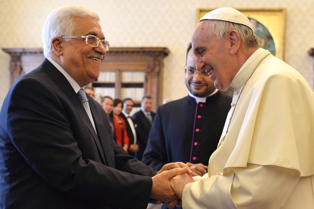 Na snímke pápež František (vpravo) víta palestínskeho prezidenta Mahmúda Abbása na súkromnej audiencii vo Vatikáne