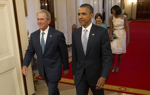 Na snímke bývalý americký prezident George W. Bush (vľavo) a súčasný americký prezident Barack Obama