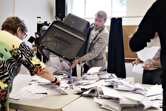 Na snímke členovia volebnej komisie sčítavajú hlasy vo volebnej miestnosti v Kodani