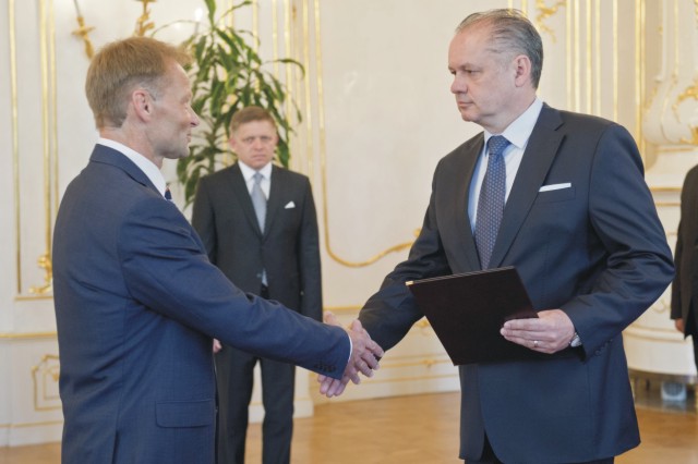 Prezident Andrej Kiska (vpravo) vymenoval za ministra hospodárstva SR Vazila Hudáka (vľavo) 16. júna 2015 v Bratislave. Uprostred predseda vlády Robert Fico