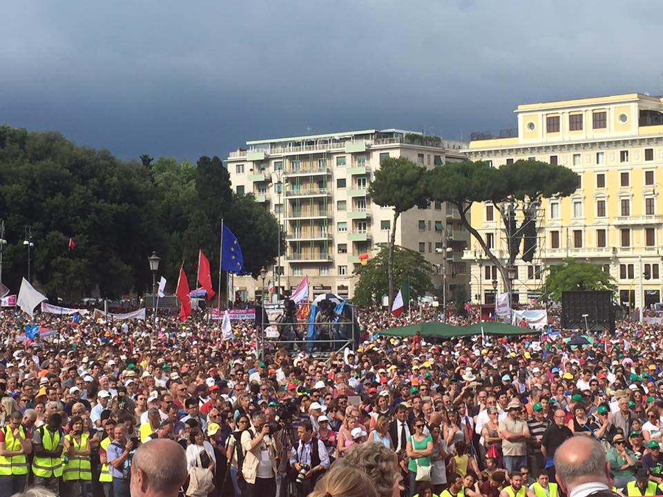 Na snímke demonštranti z manifestácie proti gender ideológii v Ríme