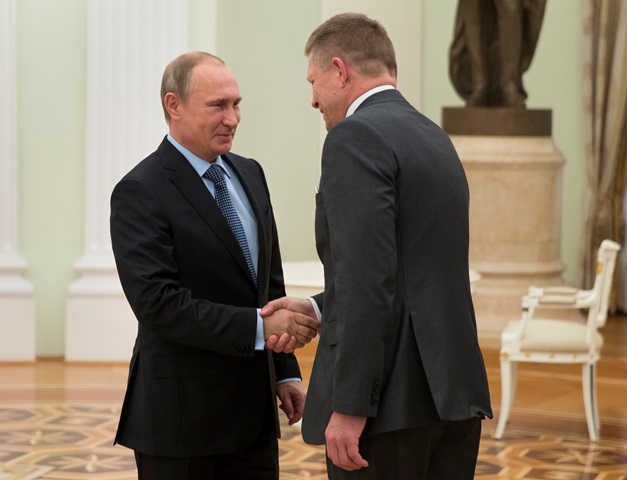 Na snímke ruský prezident Vladimir Putin (vľavo) a slovenský premiér Robert Fico