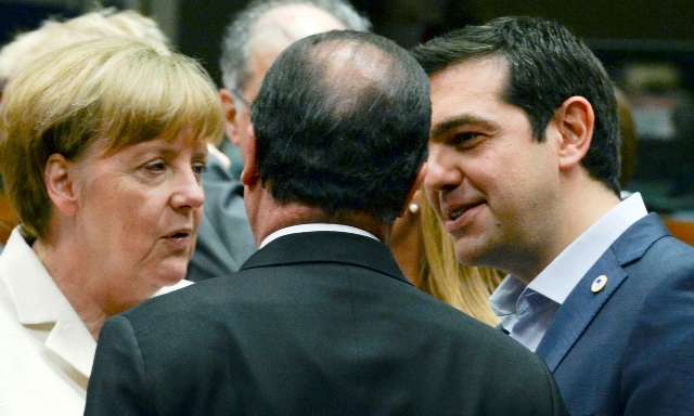 Na snímke francúzsky prezident Francois Hollande (v strede) v rozhovore s gréckym premiérom Alexisom Tsiprasom (vpravo) a nemeckou kancelárkou Angelou Merkelovou (vľavo) 