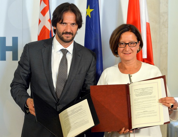 Na snímke podpredseda vlády a minister vnútra SR Robert Kaliňák (vľavo) so svojou rakúskou kolegyňou Johannou Mikl-Leitnerovou 