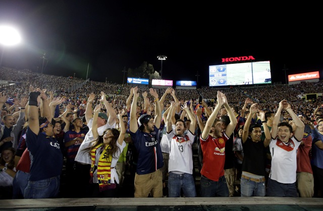 Na snímke fanúšikovia FC Barcelony povzbudzujú svoj tím v zápase proti Los Angeles Galaxy v rámci Medzinárodného pohára majstrov