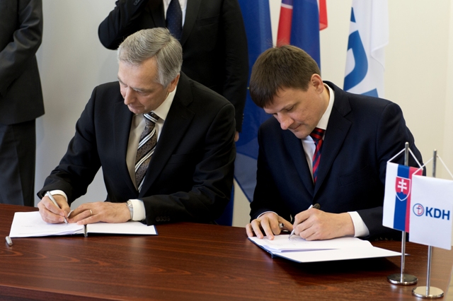 Na snímke vľavo predseda KDH Ján Figeľ a vpravo predseda strany Občania Alojz Hlina počas podpisu dohody o spolupráci