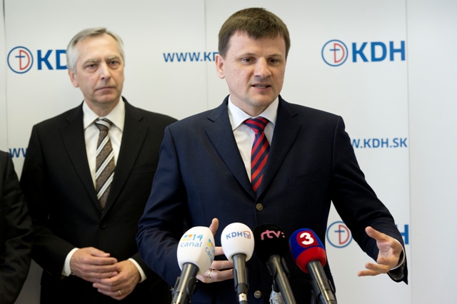 Na snímke vľavo predseda KDH Ján Figeľ a vpravo predseda strany Občania Alojz Hlina
