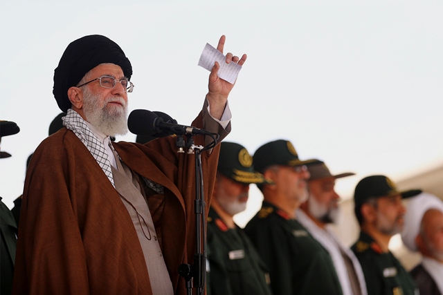 Na snímke najvyšší iránsky duchovný vodca ajatolláh Alí Chameneí (vľavo)