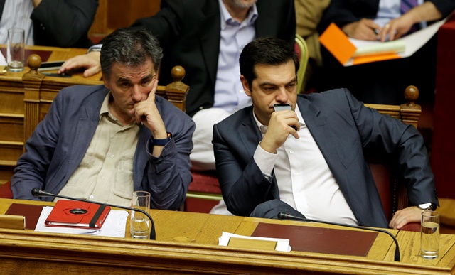 Na snímke grécky premiér Alexis Tsipras (vpravo) a minister financii Euclid Tsakalotos