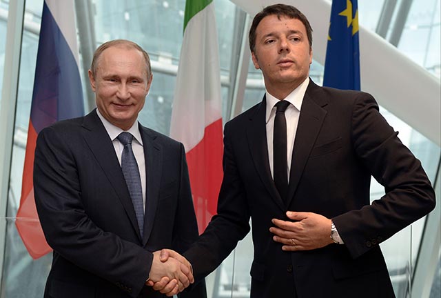 Na snímke taliansky premiér Matteo Renzi podáva ruku ruskému prezidentovi Vladimirovi Putinovi (vľavo).