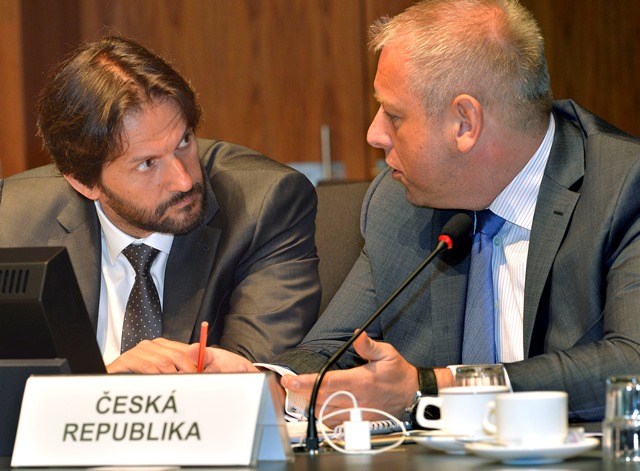  Na snímke vpravo minister vnútra Českej republiky Milan Chovanec a vľavo podpredseda vlády SR a minister vnútra SR Robert Kaliňák