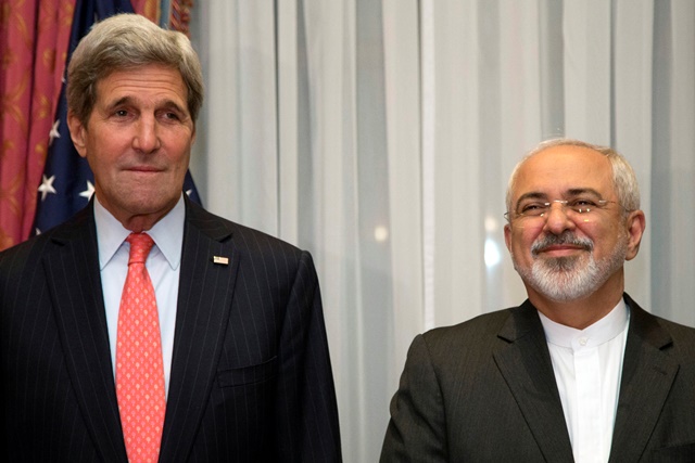 Na snímke americký minister zahraničných vecí John Kerry (vľavo) pózuje so svojím iránskym rezortným partnerom Mohammadom Džavádom Zarífom