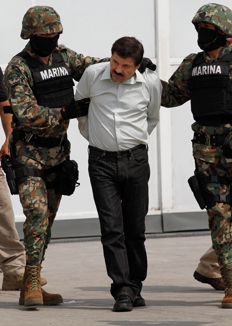 Na snímke Joaquín "El Chapo" Guzmán počas policajnej eskorty