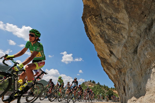 Na snímke slovenský cyklista Peter Sagan (Tinkoff Saxo) v zelenom drese lídra bodovacej súťaže (vľavo) jazdí v pelotóne na trati 17. etapy 102. ročníka prestížnych cyklistických pretekov Tour de France z Digne-les-Bains do Pra Loup (160 km)
