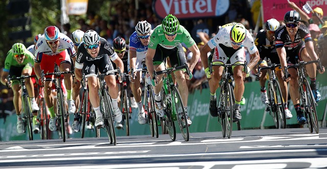 Na snímke tretí zľava britský cyklista Mark Cavendish víťazí, tretí sprava v zelenom drese druhý Nemec Andre Greipel a druhý sprava tretí v cieli Slovák Peter Sagan v záverečnom špurte 7. etapy cyklistických pretekov Tour de France