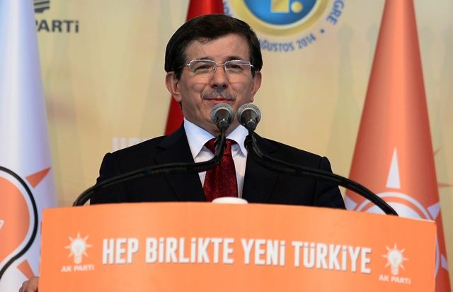 Na snímke turecký premiér Ahmet Davutoglu