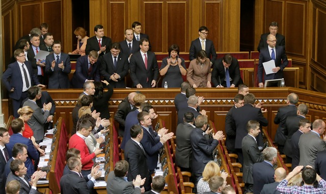 Na snímke poslanci ukrajinského parlamentu 