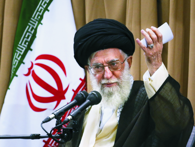 Na snímke Ajatolláh Chameneí