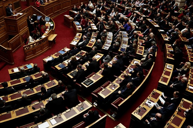 Na snímke poslanci gréckeho parlamentu