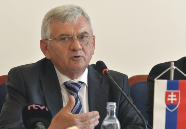 Na snímke minister pôdohospodárstva a rozvoja vidieka SR Ľubomír Jahnátek 