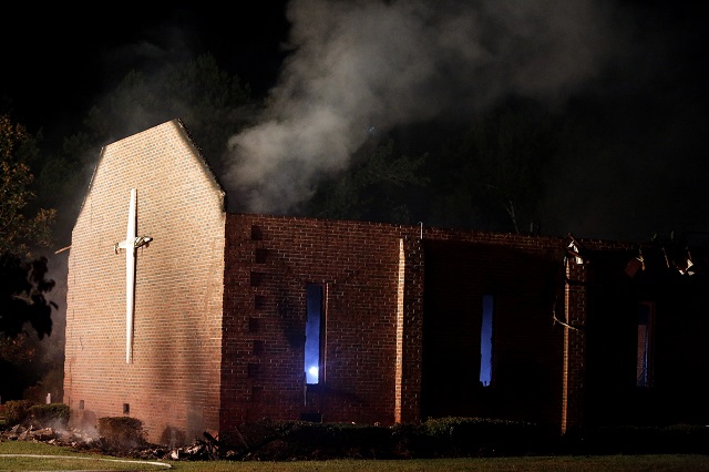 Dym stúpa z kostola neďaleko amerického Greeleyvillu 