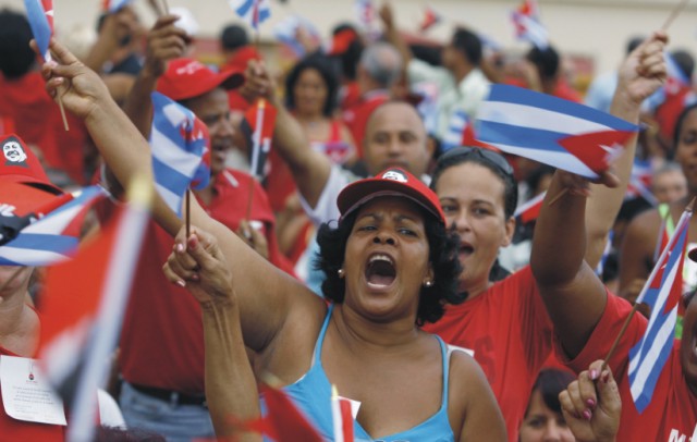 Na archívnej snímke oslavujúci Kubánci, pre ktorých dnešný deň je veľkým dňom