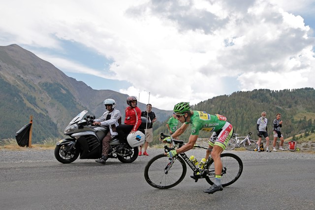 Na snímke cyklista Peter Sagan (Tinkoff Saxo) v zelenom drese lídra bodovacej súťaže