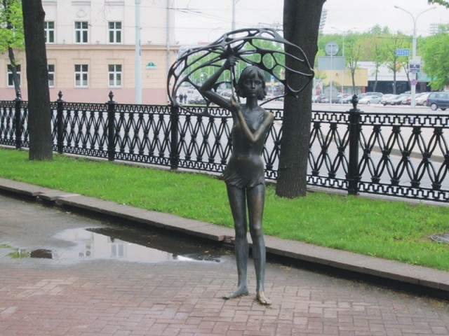 Dievča s dážnikom v Bieloruskom Minsku. Krásne dievča s deravým dážnikom. Socha pripomína tragédiu ktorá sa stala 30. mája v hlavnom meste Bieloruska. V tento deň umrelo 53 maldých chlapcov a dievčat. Počas osláv posledného zvonenia prišiel veľmi prudký dážď a ľudia sa začali v návale schovávať do podzemného podchodu. Pritom úplne zbytočne udupali na smrť 40 mladých dievčat a len 3 osoby z 53 mŕtvych malo do 30 rokov