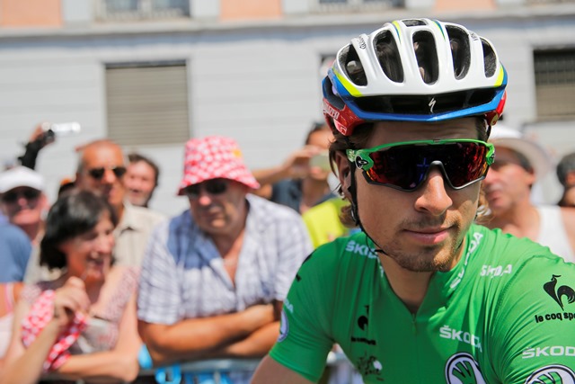 Na snímke slovenský cyklista Peter Sagan (Tinkoff-Saxo) v zelenom drese lídra bodovacej súťaže (vľavo)
