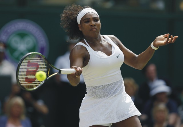 Americká tenistka Serena Williamsová odvracia loptičku Španielky Garbine Muguruzaovej vo finále dvojhry žien na grandslamovom turnaji vo Wimbledone 11. júla 2015