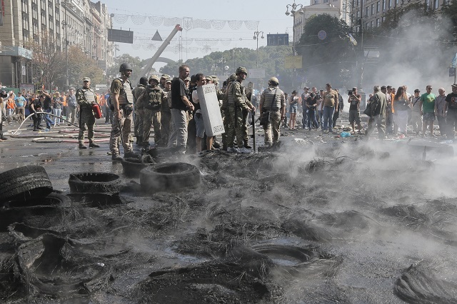 Ilustračné foto - Na snímke zbytky horiacich pneumatík po zrážkach aktivistov so špeciálnym policajným oddielom Kyjev-1 na Námestí nezávislosti (Majdan) v Kyjeve