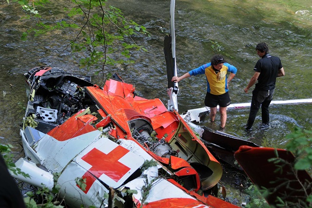 Na snímke vyšetrovatelia skúmajú spadnutý vrak vrtuľníka Leteckej záchrannej služby Air Transport Europe v rokline Prielomu Hornádu v Slovenskom raji v Hrabušiciach