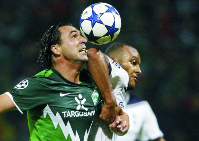 Portugalský hráč Hugo Almeida (vľavo)  a Younes Kaboul v súboji o loptu v zápase A skupiny Ligy majstrov
