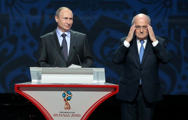 Na snímke prezident Medzinárodnej futbalovej federácie (FIFA) Sepp Blatter (vpravo) a prejav ruského prezidenta Vladimira Putina počas žrebu kvalifikácie MS 2018 v Petrohrade
