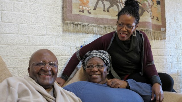 Na snímke juhoafrický duchovný Desmond Tutu (vľavo), jeho manželka Leah (uprostred) a dcéra Mpho