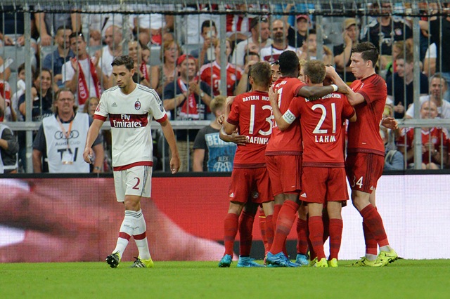 Na snímke hráči Bayernu sa tešia po strelení gólu v zápase FC Bayern Mníchov - AC Miláno na Audi Cupe v Mníchove