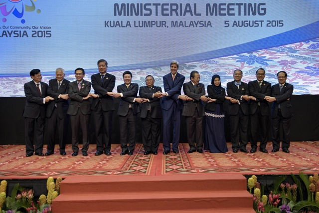 Na snímke americký minister zahraničných vecí John Kerry (uprostred vpravo) pózuje s ostatnými účastníkmi na stretnutí Združenia krajín juhovýchodnej Ázie (ASEAN)
