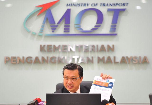 Na snímke malajzijský minister dopravy Liow Tiong Lai