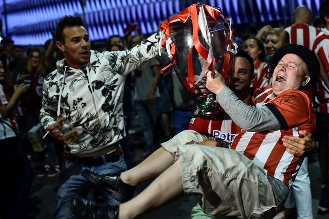Na snímke fanúšikovia Athletica Bilbao sa tešia pred štadiónom po tom, čo ich klub získal španielsky Superpohár po odvetnom zápase proti FC Barcelone