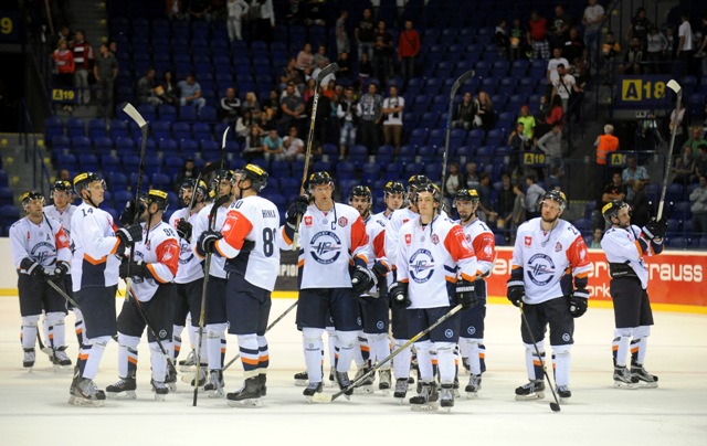 Na snímke smutní hráči Košíc po prehre v zápase H skupiny hokejovej Ligy majstrov HC Košice - EHC Mníchov 2:4