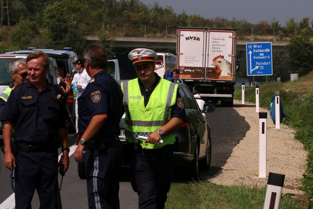 Na snímke nákladné auto HYZA odstavené na diaľnici 