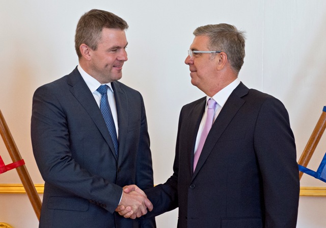 Na snímke vľavo predseda Národnej rady SR Peter Pellegrini a vpravo predseda Poslaneckej snemovne Rumunska Valeriu Stefan Zgonea