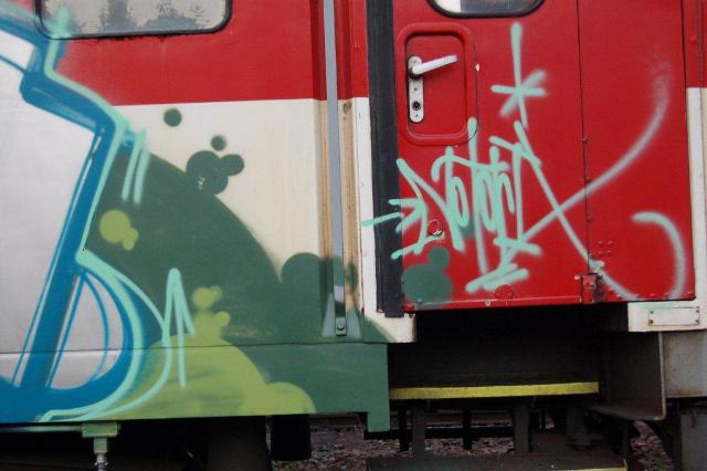 Na snímke poškodený vlak sprejerom 