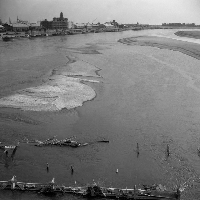 Na archívnej snímke z 10. septembra 1947 následkom veľkého sucha klesá aj voda v Dunaji a miestami je rieka do polovice koryta úplne vyschnutá. 